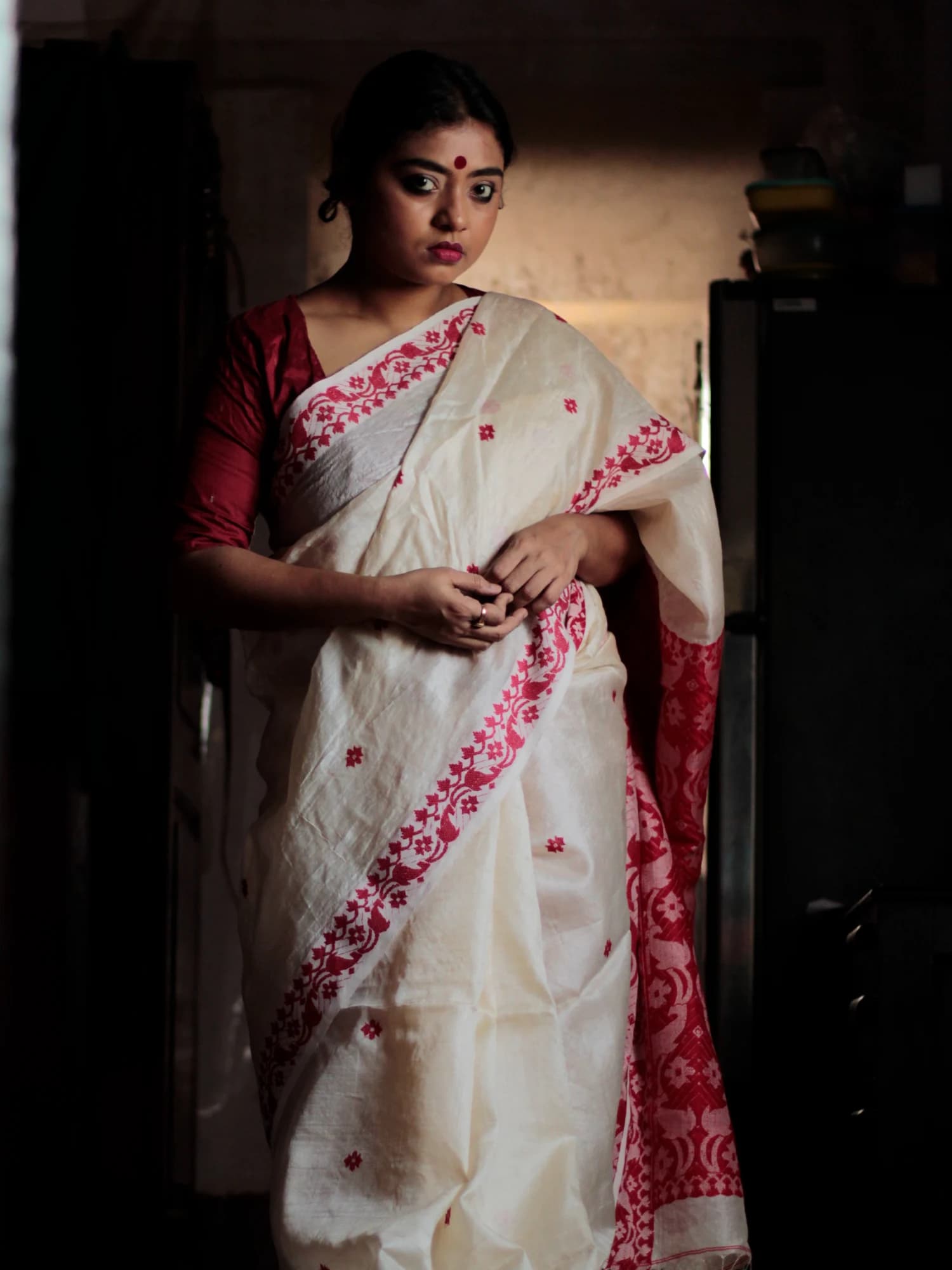 Kaberi Tussar Silk Jamdani Lal Sada Saree view 3