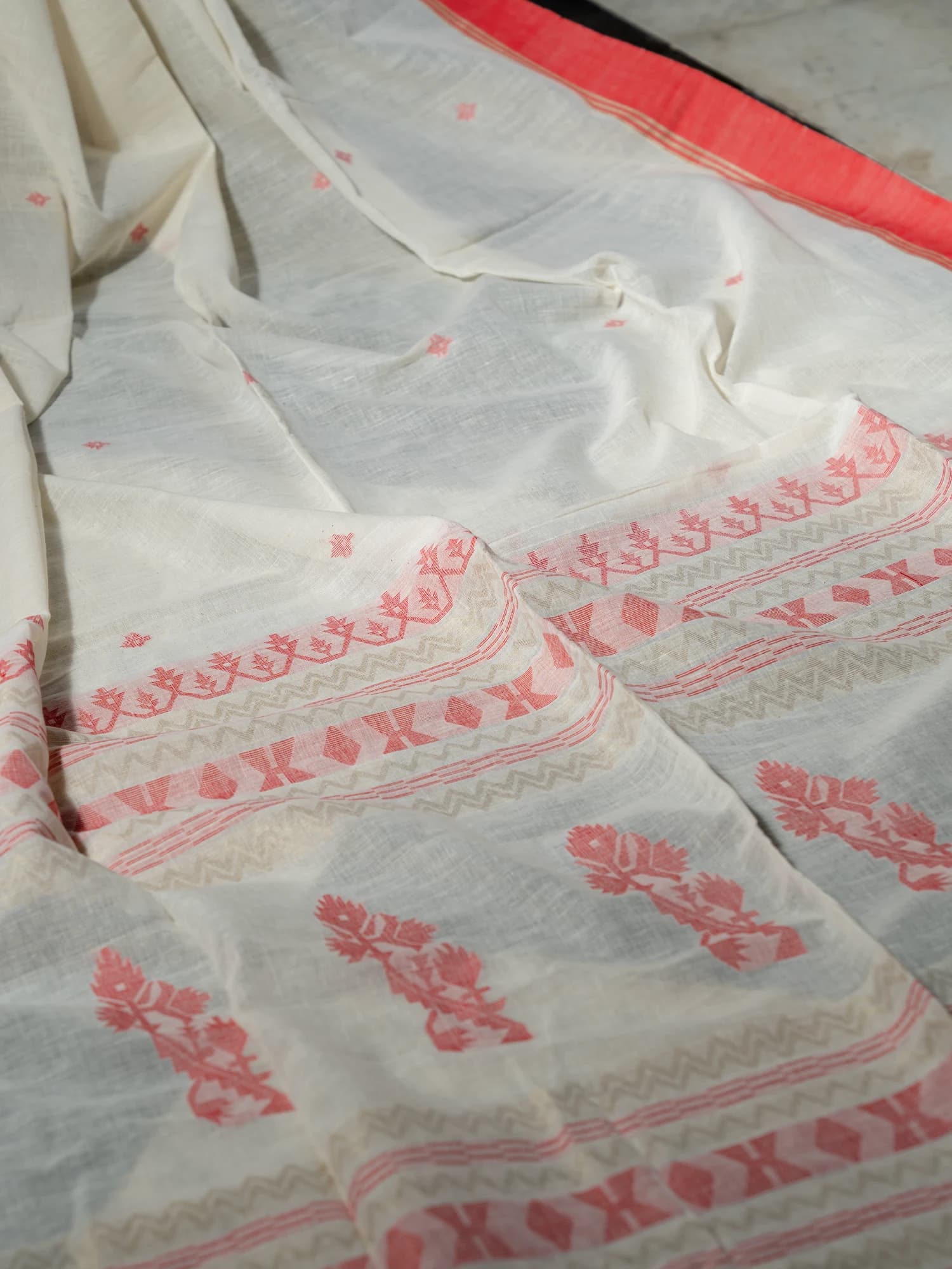 Lal Paar Sada Matha Tangail Saree view 3