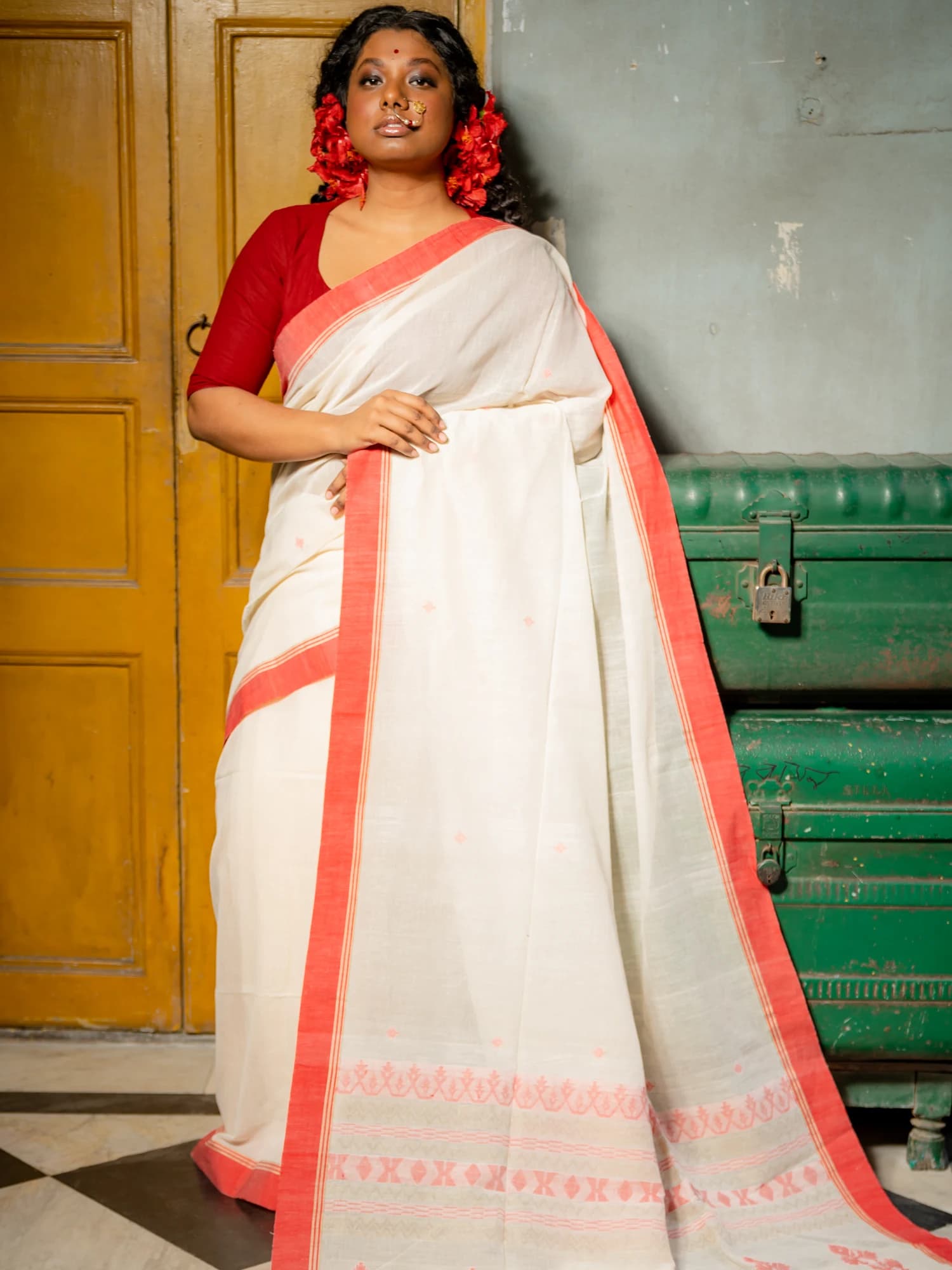 Lal Paar Sada Matha Tangail Saree view 2