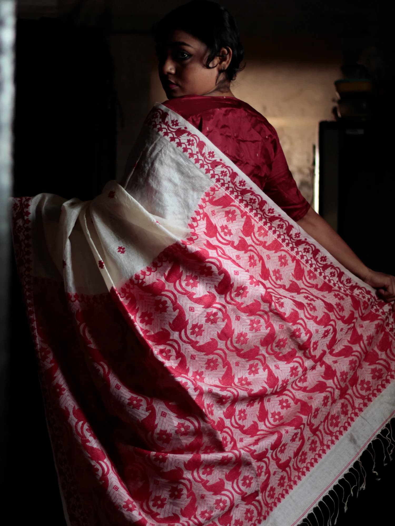 Kaberi Tussar Silk Jamdani Lal Sada Saree view 2